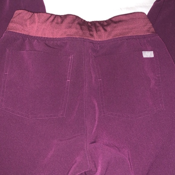 Gently Loved Zamora Style Jogger Scrub Pants Technical Collection by FIGS - Picture 4 of 12